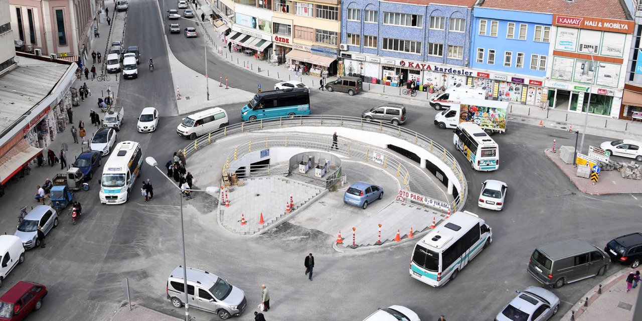 Konya'nın en işlek caddesinde eşek dolaşıyor. Şehrin birçok caddesinde görüldü