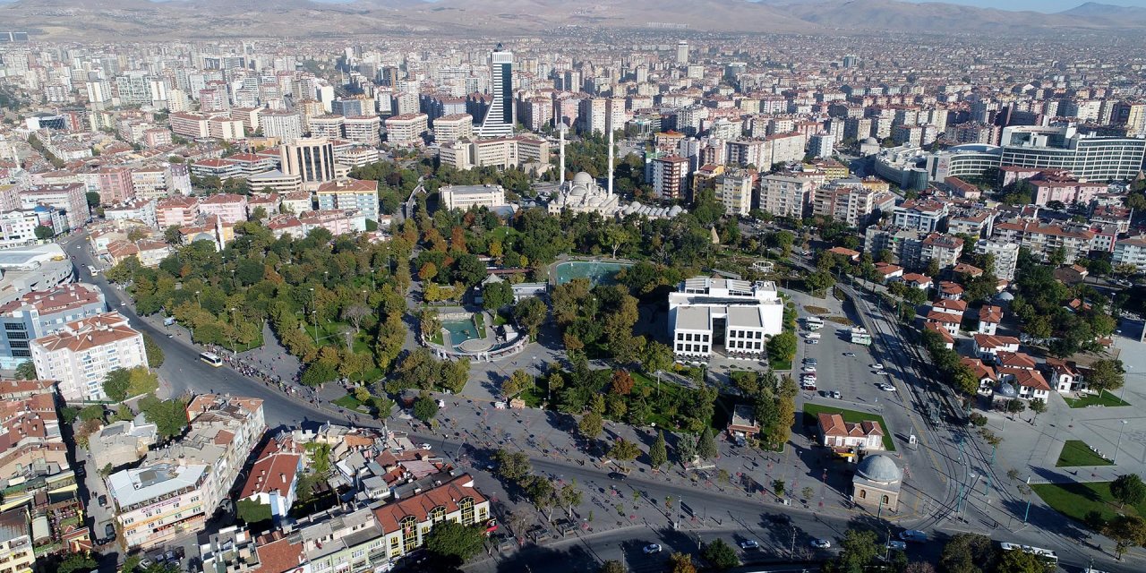 Konya'da her gün binlerce kişi bu havuzu görüyor. Kuğuların suyu yeşerdi
