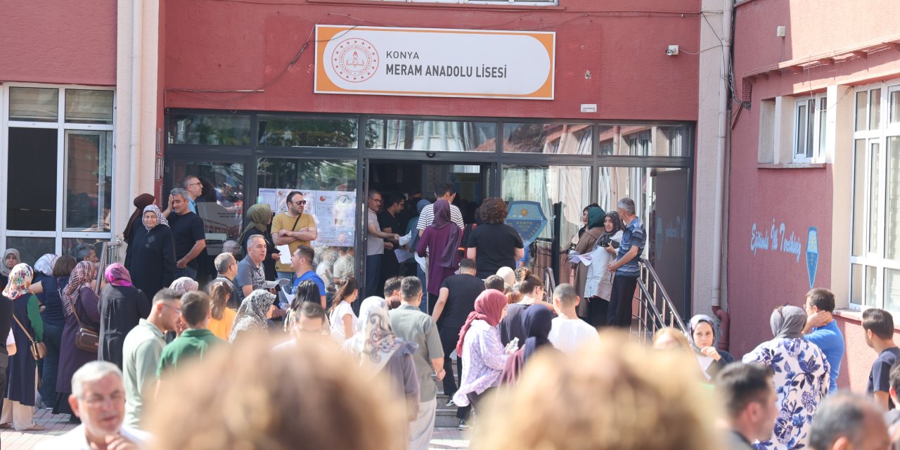 Konya'da YKS heyecanı yaşandı: kimisi koşarak yetişti, kimisi gözyaşları içinde veda etti
