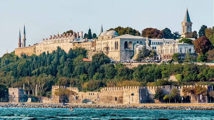 Topkapı Sarayı gece ziyaretçilerini ağırlamaya başladı