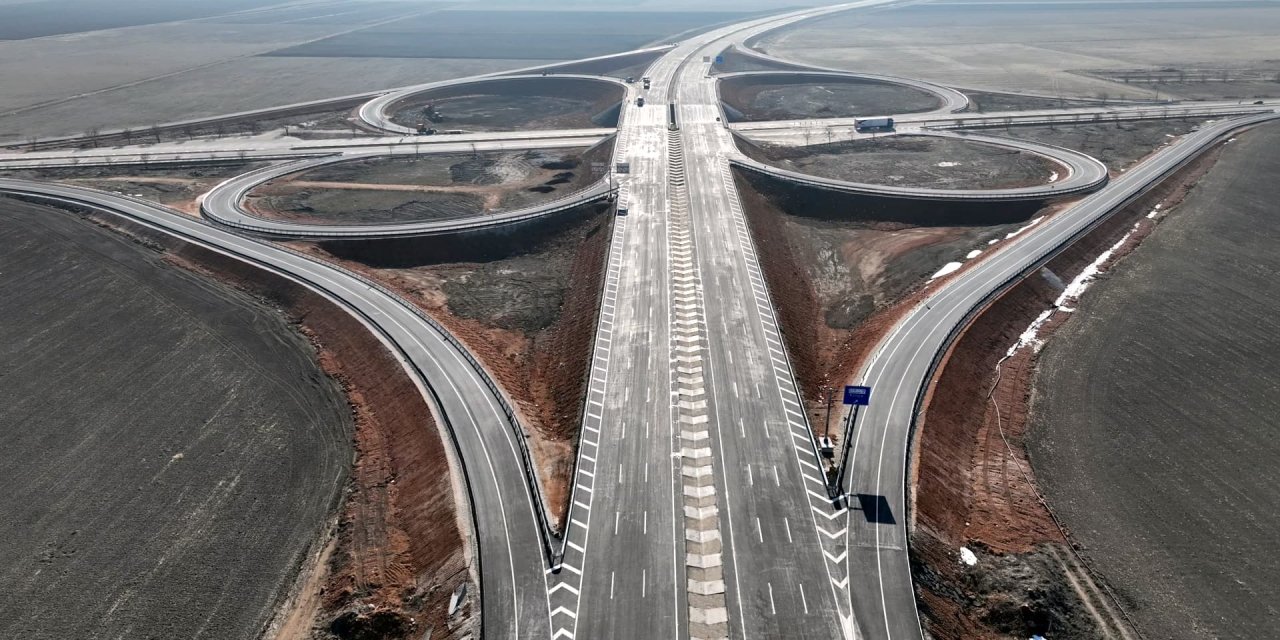 Konya'nın etrafına inşa edilen dev yol trafiği rahatlatacak. Çevre Yolu bağlantıyı kısaltacak