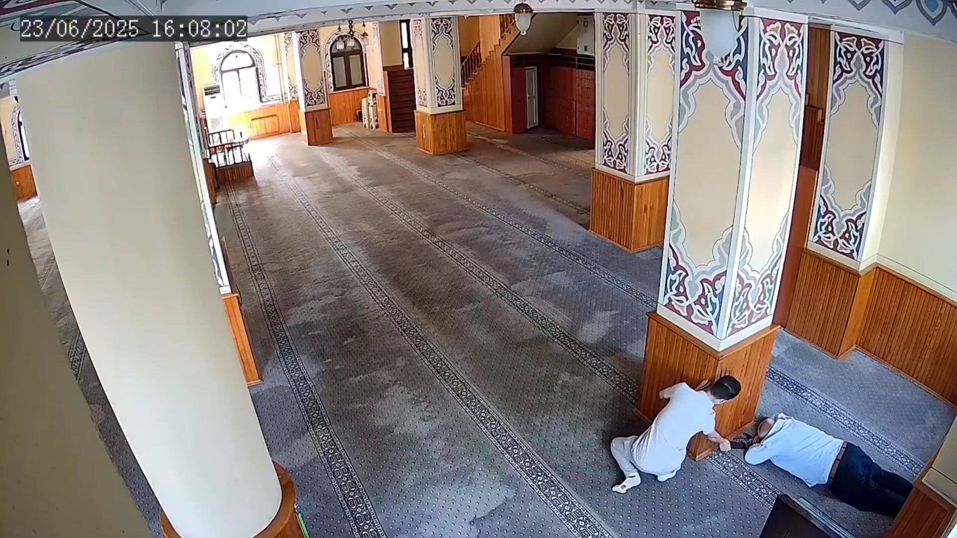 Camide uyuyan kişinin telefonunu çalan hırsız güvenlik kamerasına yakalandı