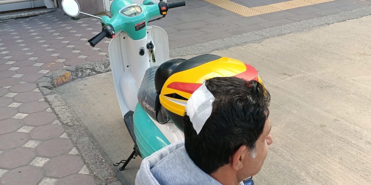 Yavru kargayı kurtarmak isterken diğer kargaların hışmına uğradı