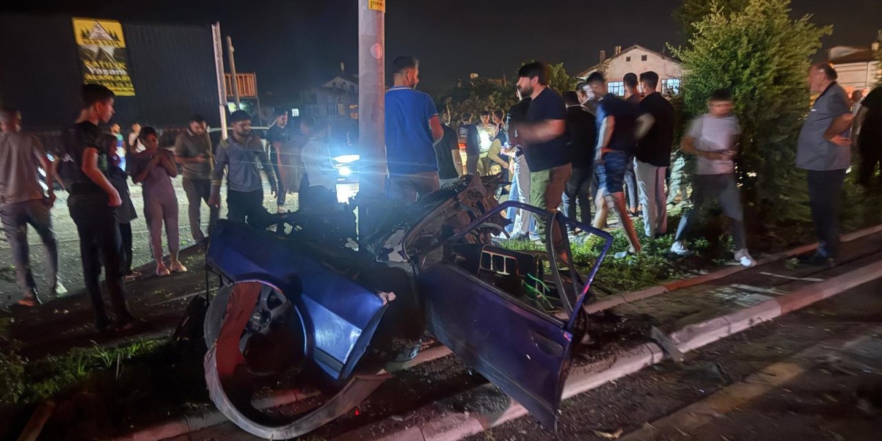 Konya'da feci kaza. Direğe giren otomobil ikiye ayrıldı