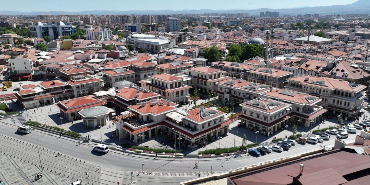 Konya'daki bu çarşıların hatırası çok büyük. Buram buram tarih kokuyor