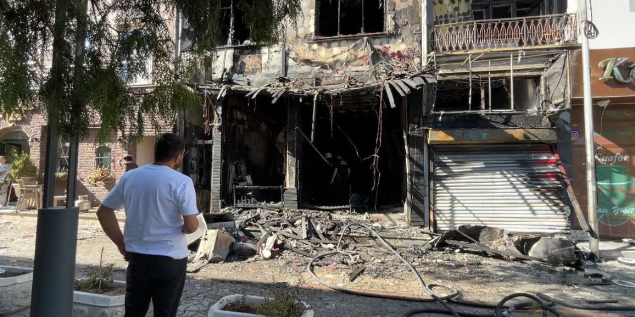 Konya'da kafede çıkan yangın tüm binayı sardı. 4 kişi yaralandı