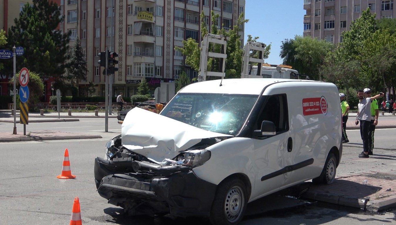 Konya'da hatalı dönüş kazaya  sebep oldu. 3 yaralı var