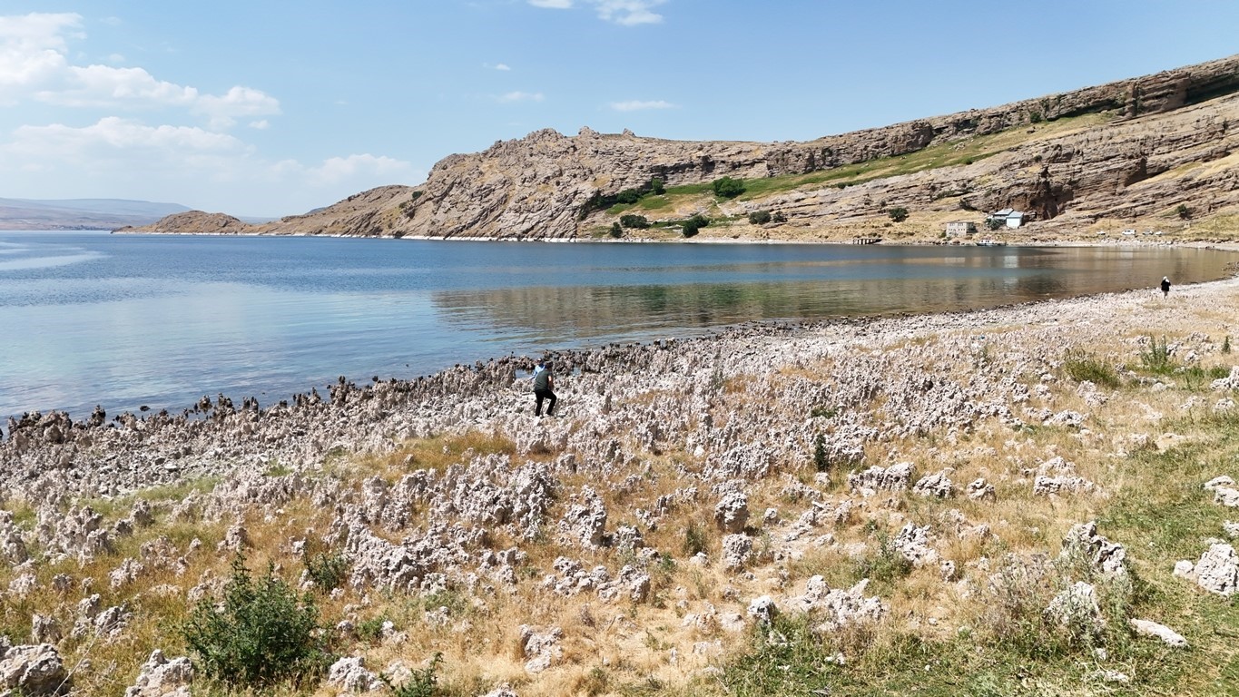 Su çekilmesi sürüyor. Sahil mikrobiyalit tarlasına döndü