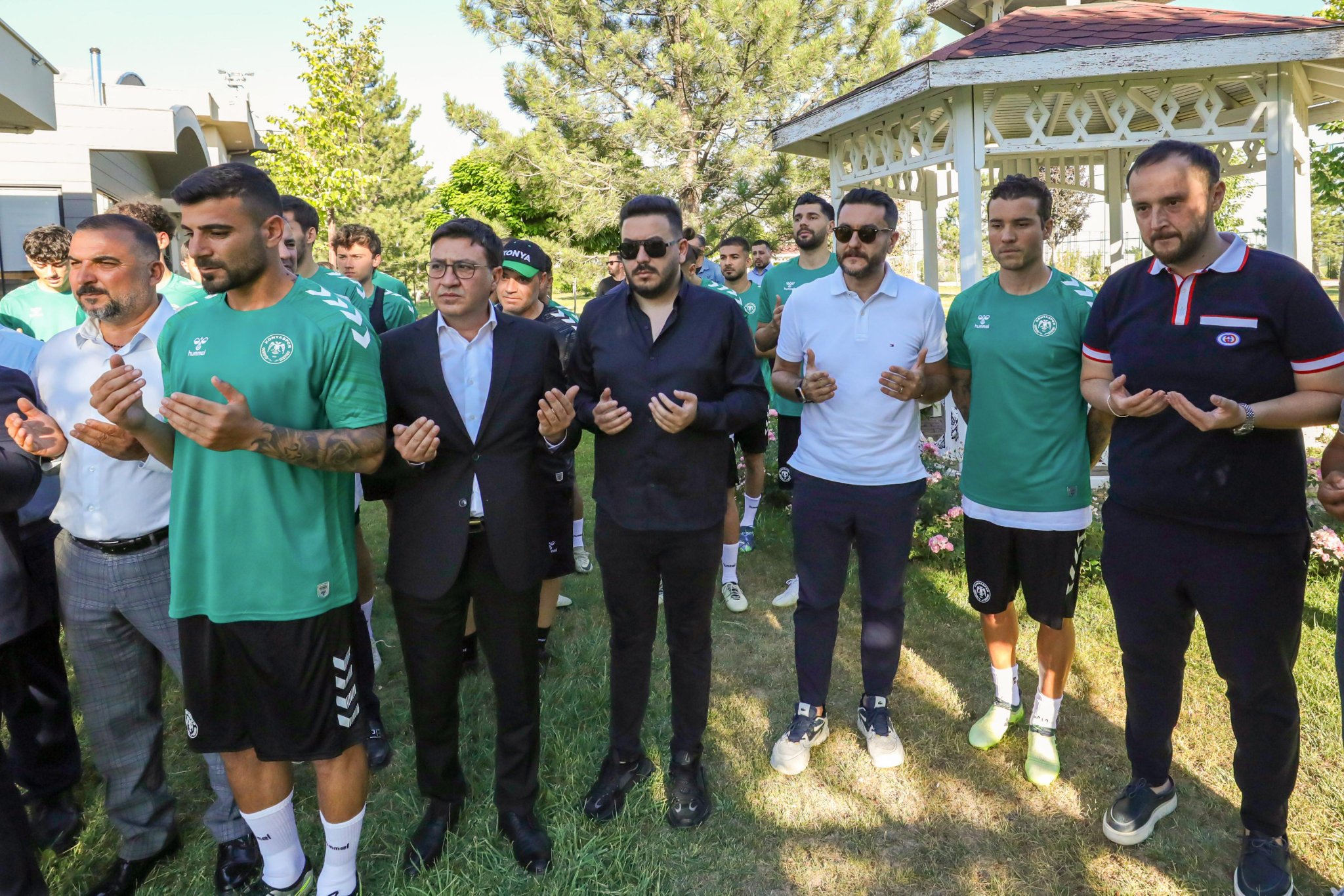 Konyaspor yönetimi futbolcularla birlikte dua etti