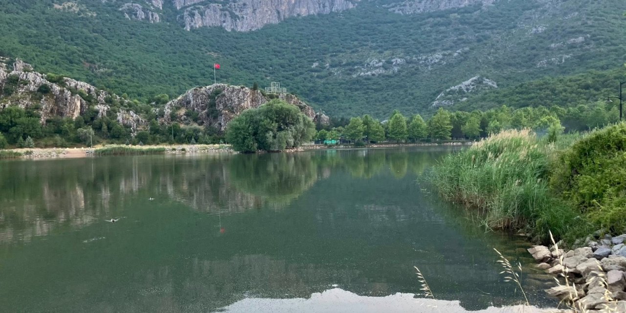 Konya’da çöl ortasındaki vahayı andıran güzellik. Kuğulu Park büyük ilgi görüyor