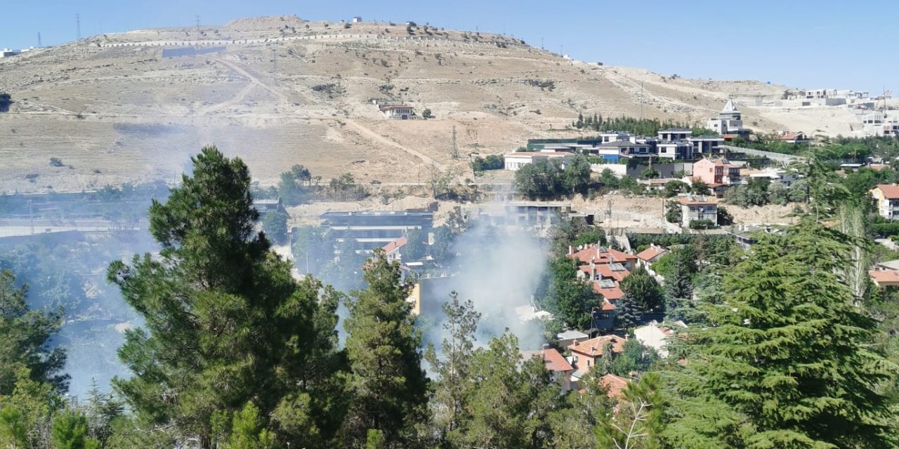 Konya'nın merkezindeki ağaçlık alanda yangın çıktı. Çok sayıda ekip sevk edildi