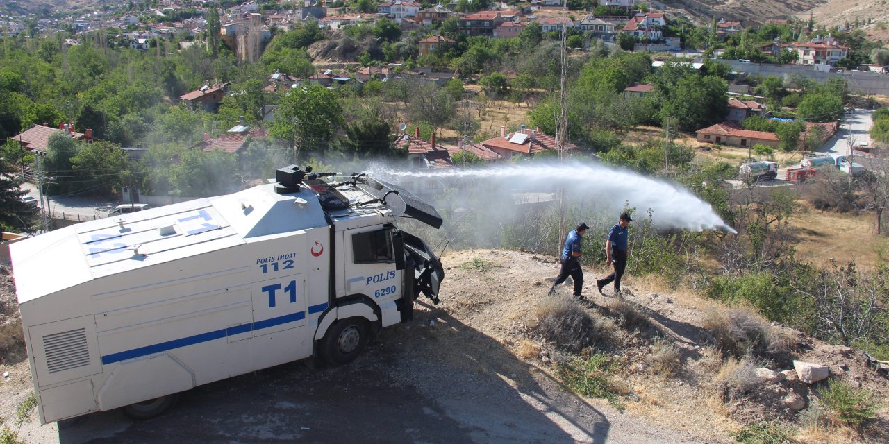Konya'da ağaçlık alandaki yangına Polis TOMA ile müdahale etti