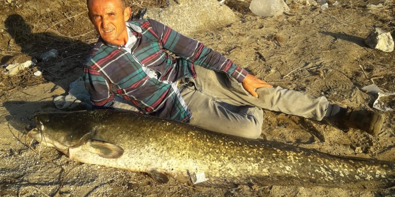Amatör balıkçı boyu kadar balık yakaladı