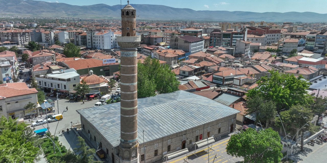 Konya’nın uzak ilçesi geri sayım istiyor. Işıklar sürücüleri yanıltıyor