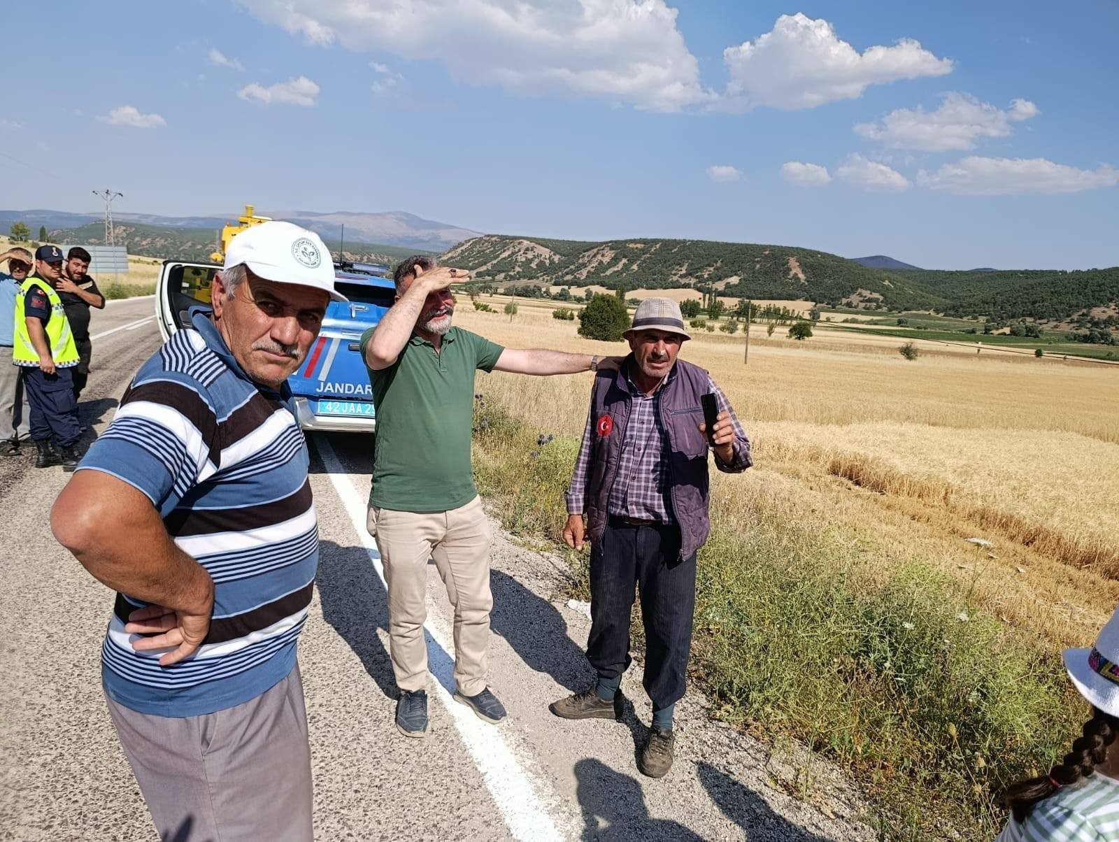 Konya'da hasat bereketi yangınla bölündü. Biçerdöver alevlere teslim oldu