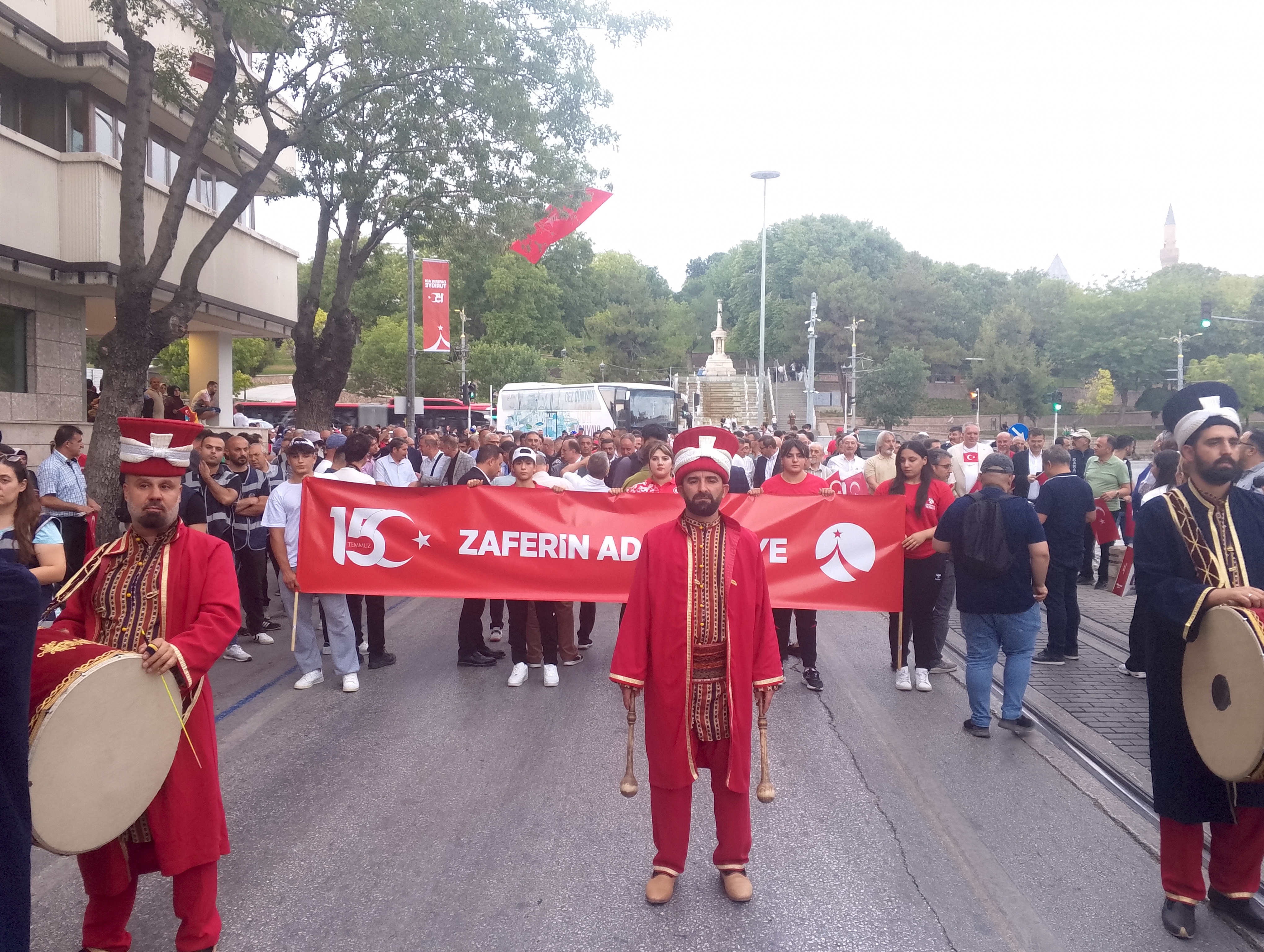 Konya'da 15 Temmuz coşkusu. Bayrağını kapan meydana geldi