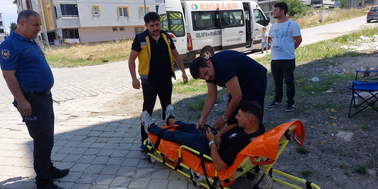 Motosiklet ile hasta servis minibüsü çarpıştı: 1 yaralı
