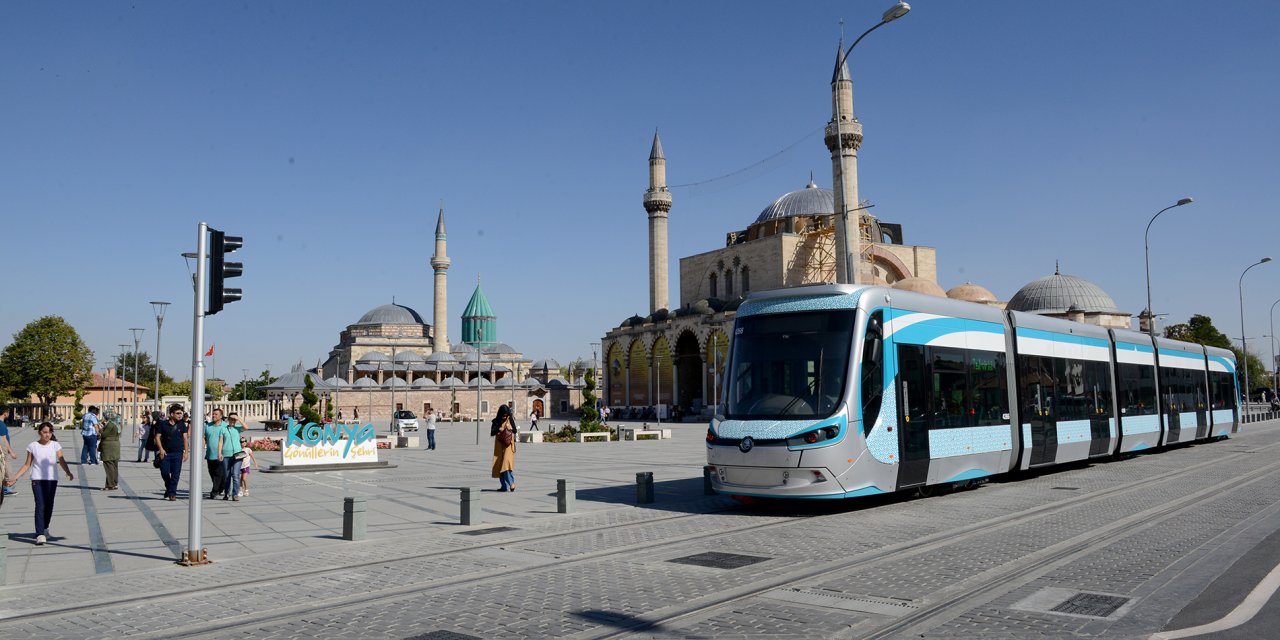 Konya'daki tarihi caminin duvarları çatladı. Sebebi tramvay mı?