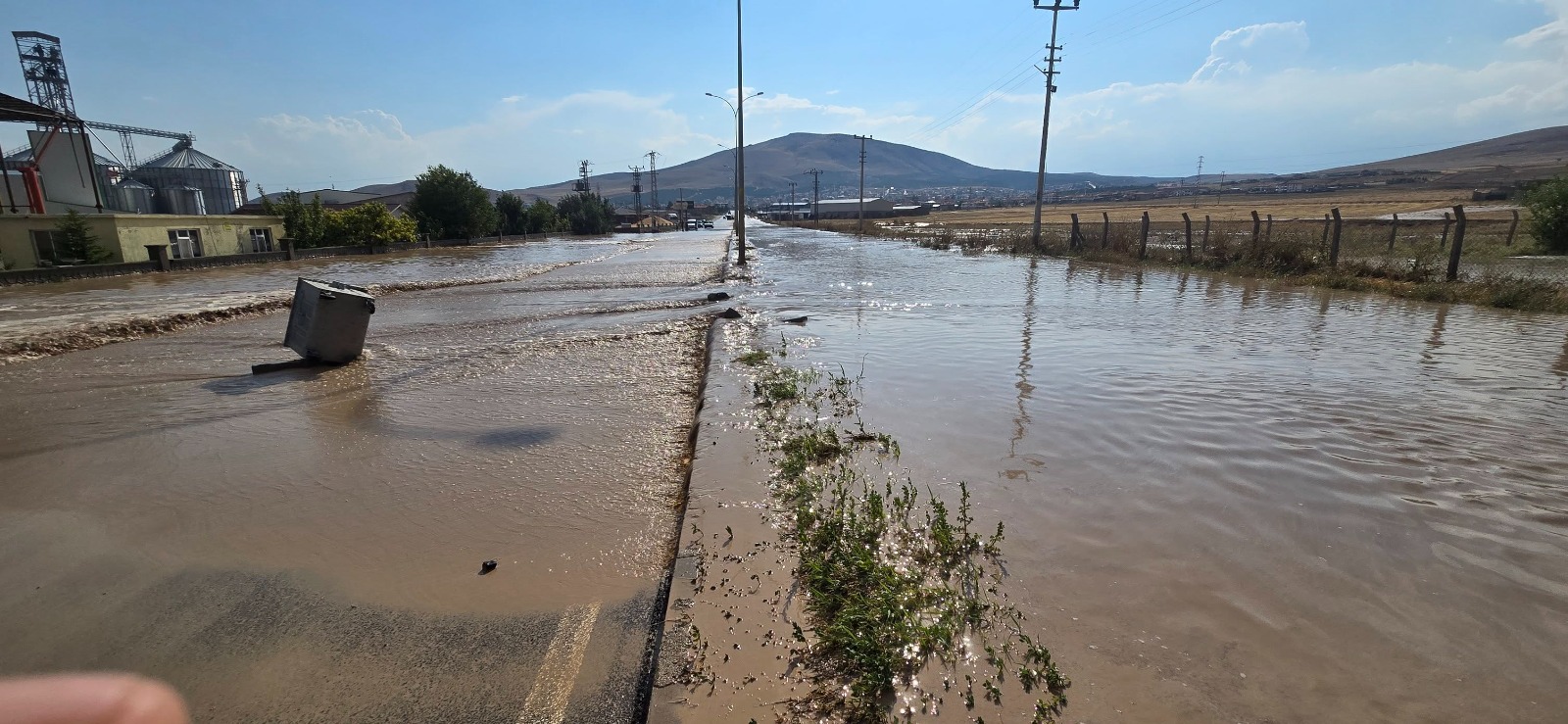 Konya’da sağanak yağış yolu çökertti. Bu ilçe sular altında kaldı