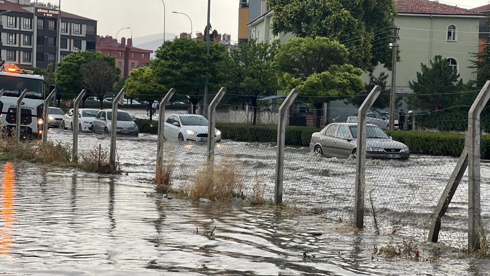 Konya merkezde etkili olan yağışlar sürücülere zor anlar yaşattı