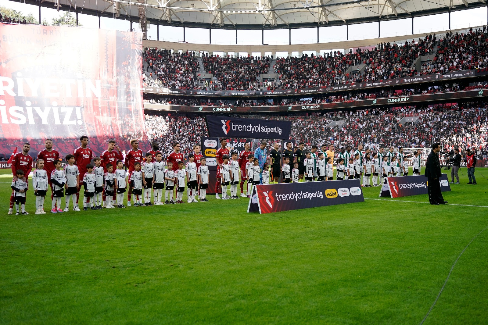 Konyaspor ve Beşiktaş taraftarı ortak dertten yakınıyor. Yönetimlerde sessiz bekleyiş