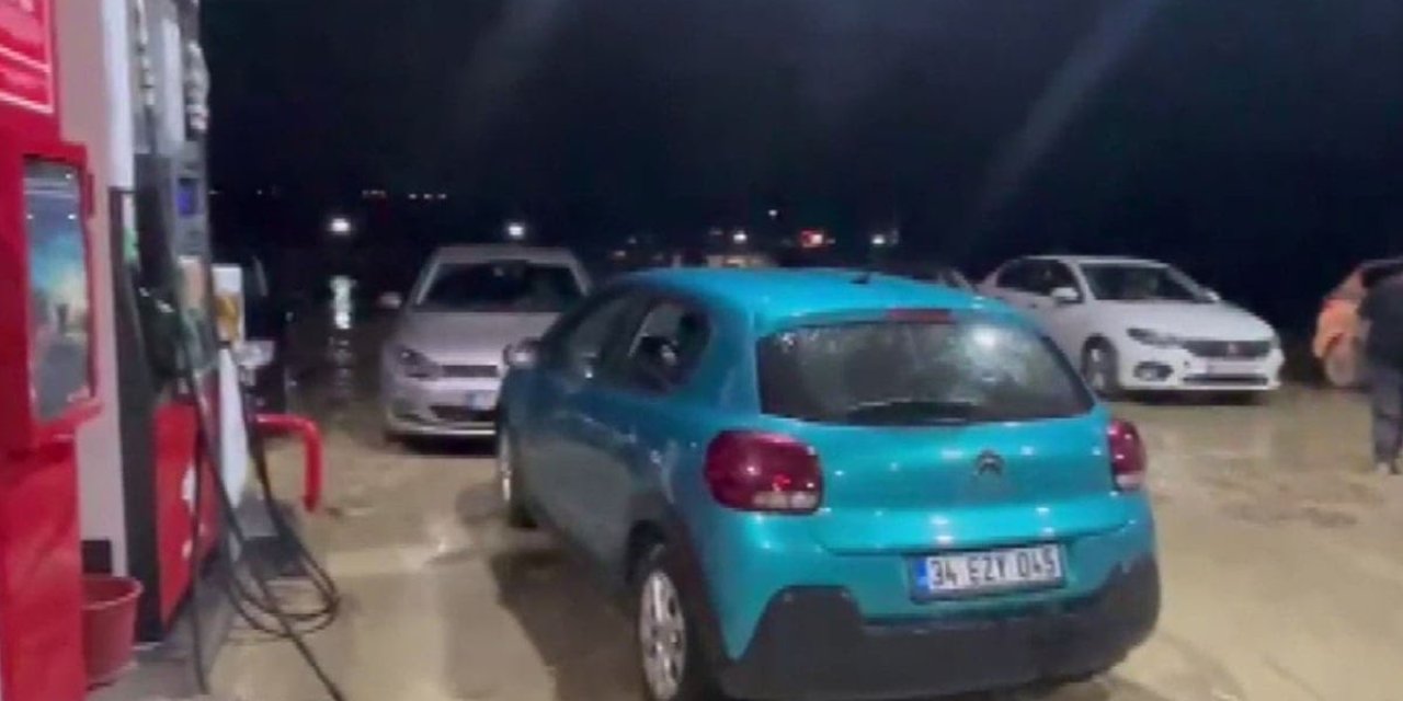 Konya ile Ankara arasındaki yol ulaşıma kapandı. Sel suları yolları vurdu