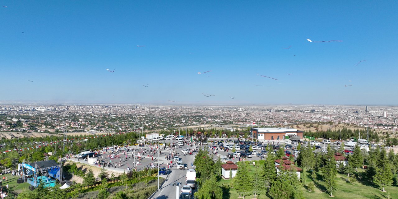Konya'da dolu dolu bir hafta sonu yaşadı. Uçurtmayı kapan Seyir Tepesi'ne koştu