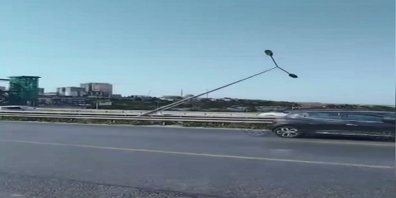 İstanbul'u fırtına vurdu: elektrik direkleri evrildi