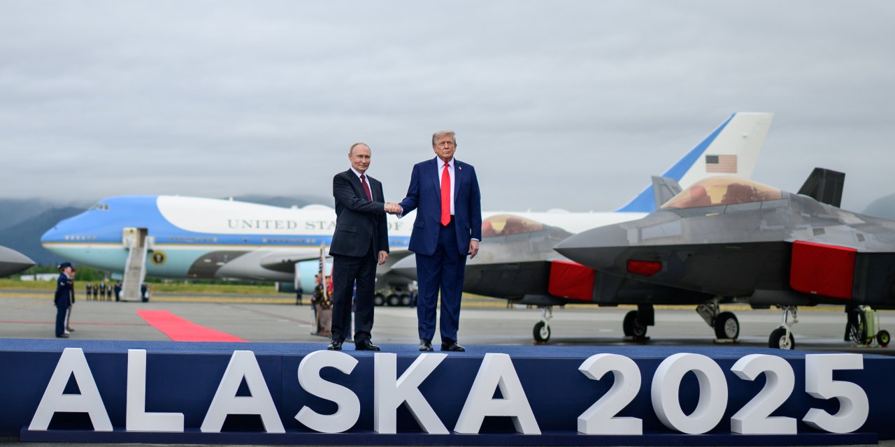 Trump ve Putin, Alaska’da o tarihi pozu verdiler