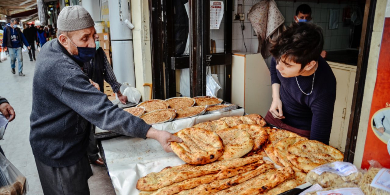 Konyalı pide ustaları iftar sofralarını lezzetlendiriyor