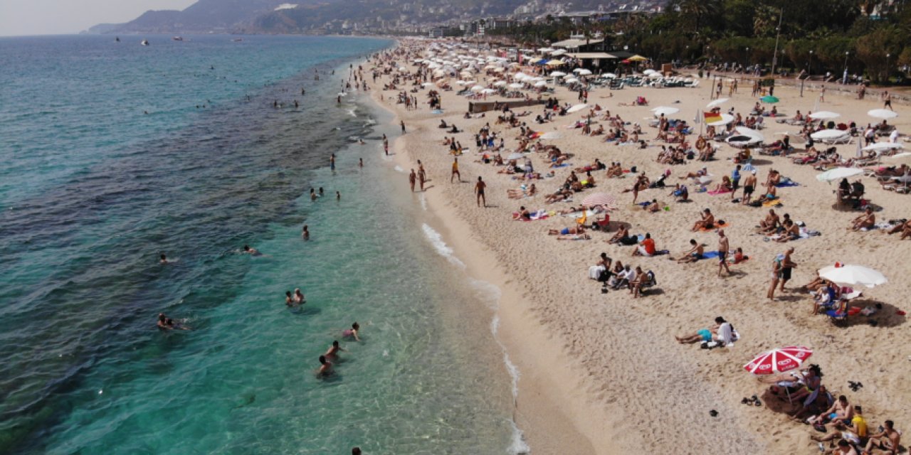 Bayram tatilini fırsat bilenler Alanya plajlarına akın etti