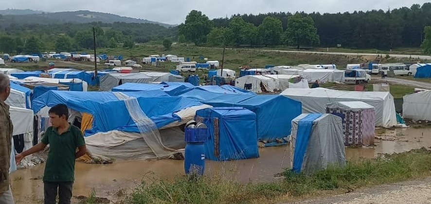 500 işçinin bulunduğu çadır kent sular altında kaldı