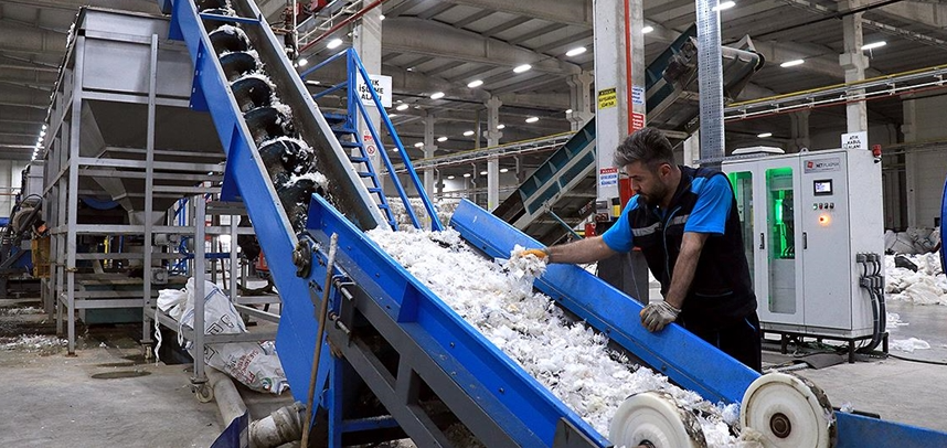 Çevreci fabrika plastik atıktan ürettiği ham maddeyi 17 ülkeye ihraç ediyor