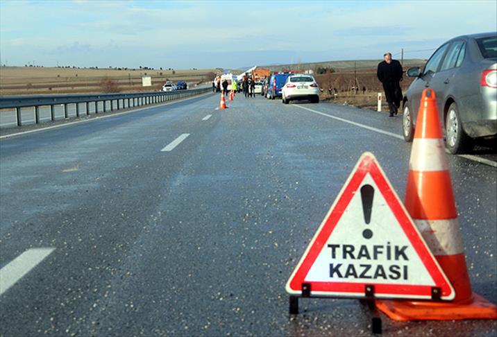 Elektrik direğine çarpan minibüs devrildi