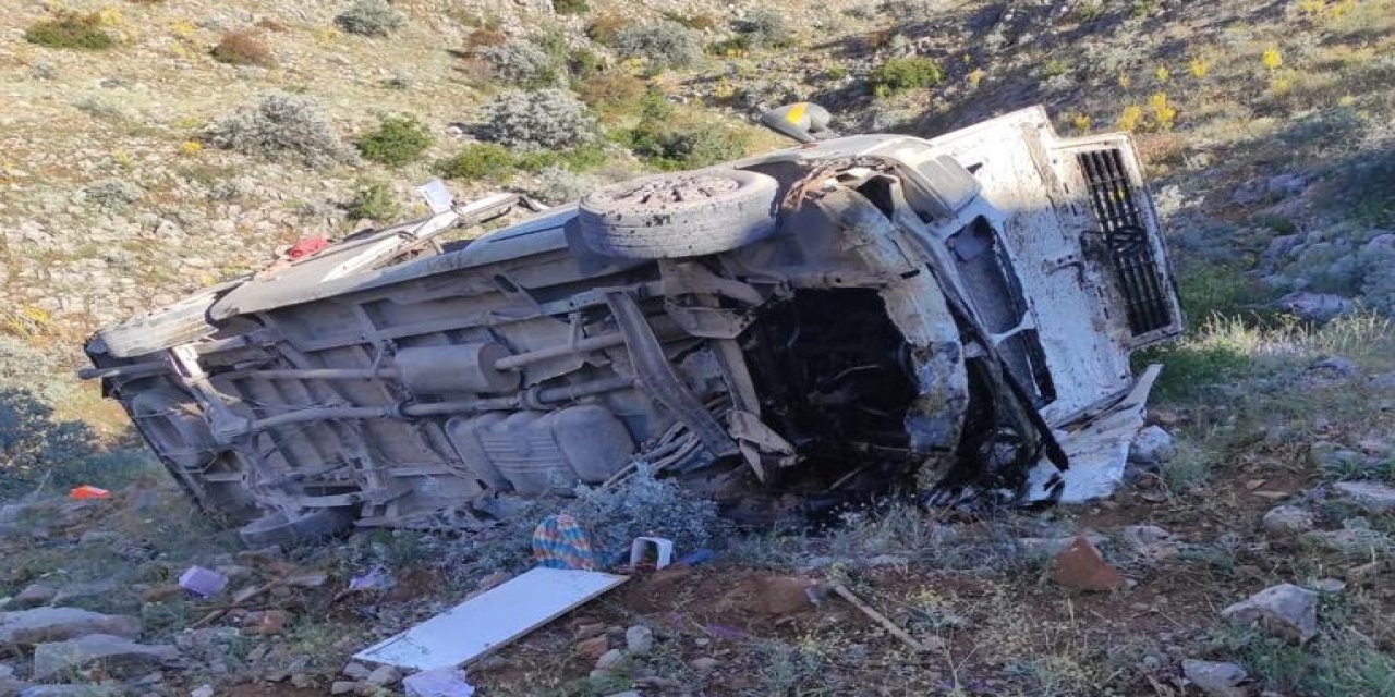 Konya'da tarım işçilerini taşıyan midibüsün devrilmesi sonucu 2 kişi öldü, 18 kişi yaralandı