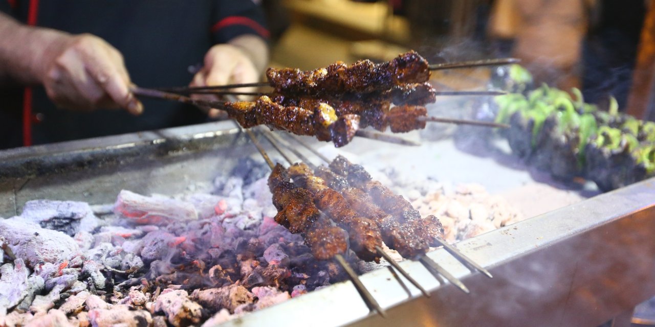 Diyarbakır'ın tarihi sokaklarında tezgahlar ciğer kebabı için kuruluyor