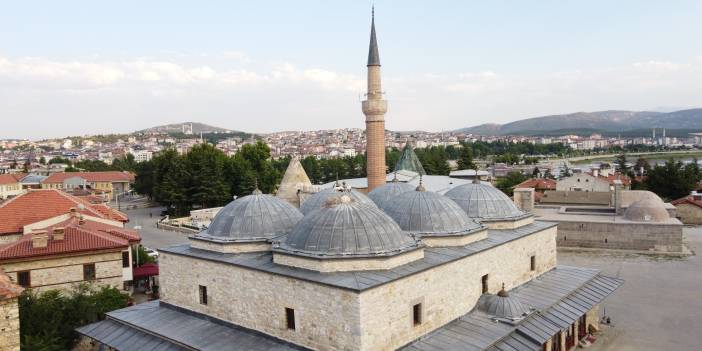 Tarihi bedesten üzerine yuva yapan leylekler ilgi odağı haline geldi