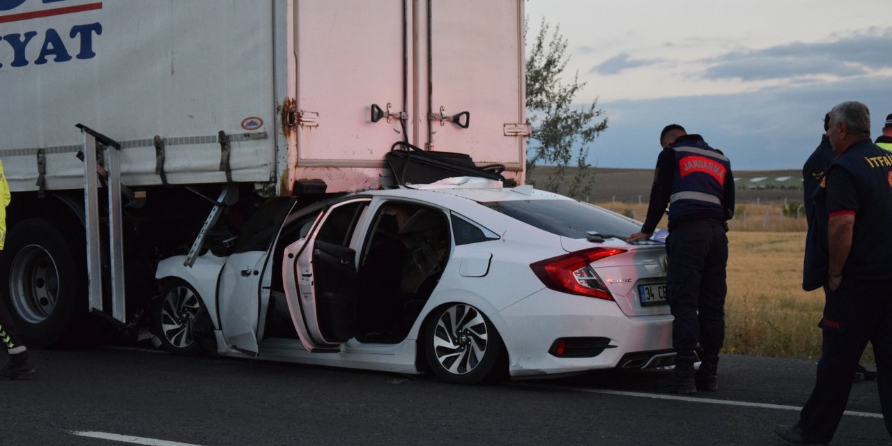 Konya'da kamyona arkadan çarpan otomobildeki 1 kişi öldü, 3 kişi yaralandı