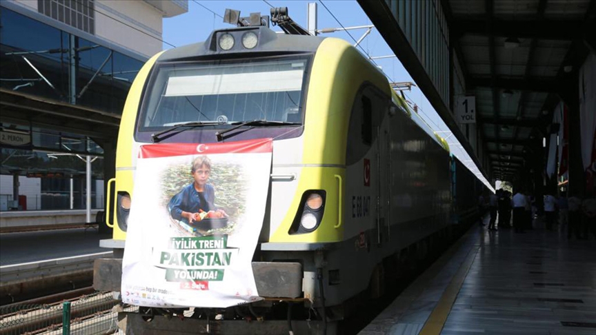 Pakistan'a yardım malzemesi taşıyan dördüncü "İyilik Treni" törenle uğurlandı