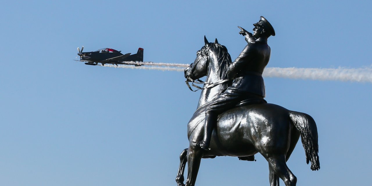 İzmir'in 100. kurtuluş günü kutlamalarında helikopterler zeybek gösteri yaptı