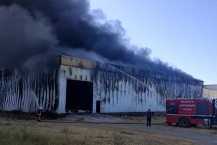 Malatya'da kayısı depolama fabrikasında yangın çıktı