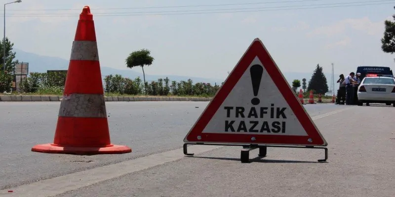 Aksaray'da otomobilin traktöre arkadan çarptığı kazada 3 kişi yaralandı