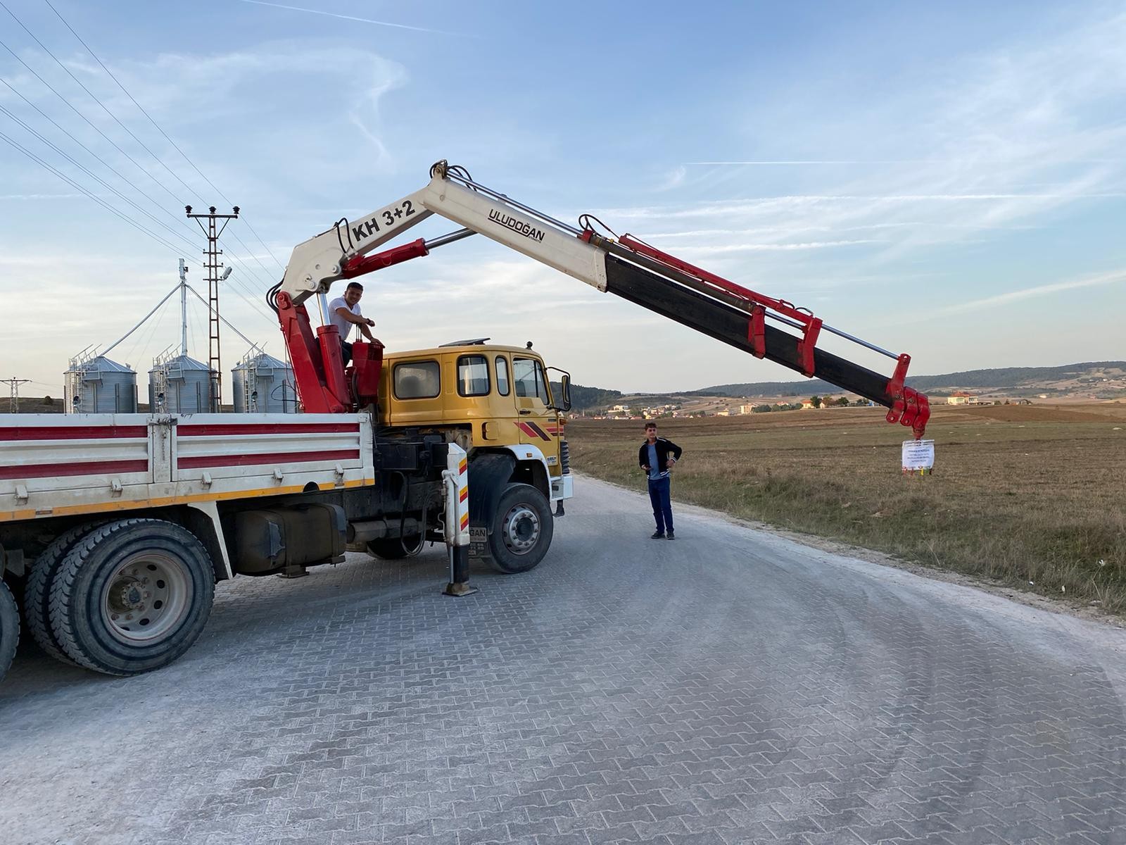 Damattan bahşiş almak için vinçle gelin arabasının önünü kesti