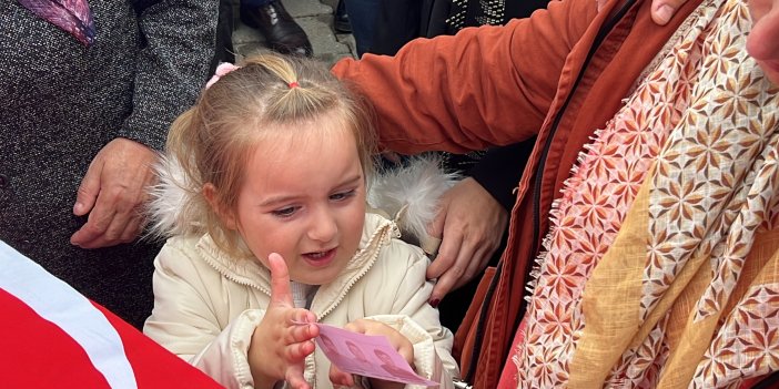 Yürekler dağlandı: Babasının fotoğrafını annesine işte böyle gösterdi