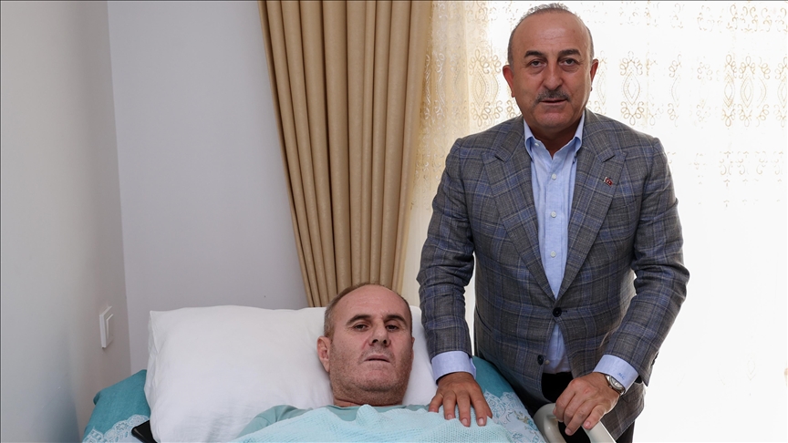 Bakan Çavuşoğlu'ndan şehit polis Sedat Gezer'in ailesini ziyaret etti