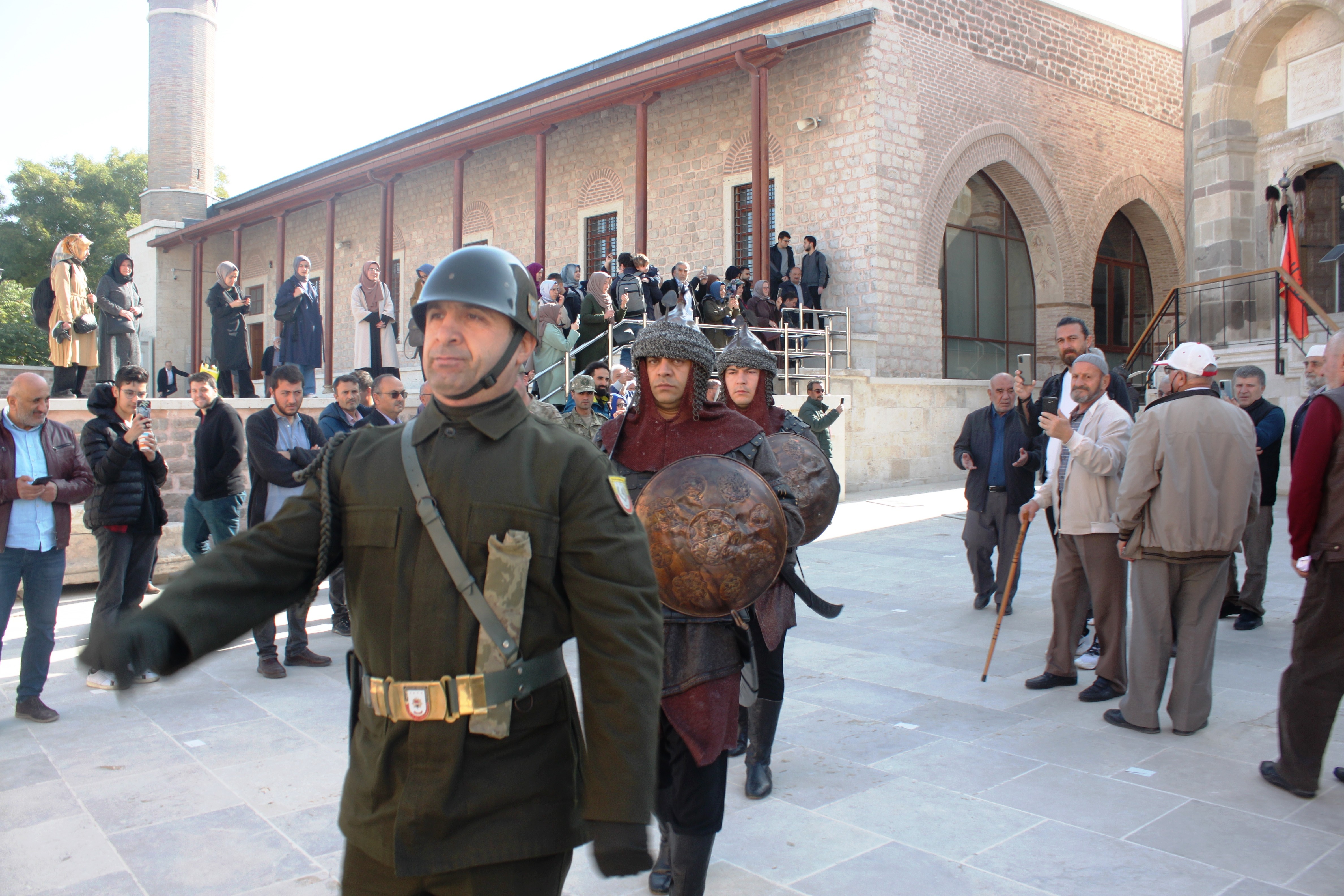 Selçuklu başkenti Konya'da Sultanlar Türbesi'nde her cuma namazı sonrası saygı nöbeti