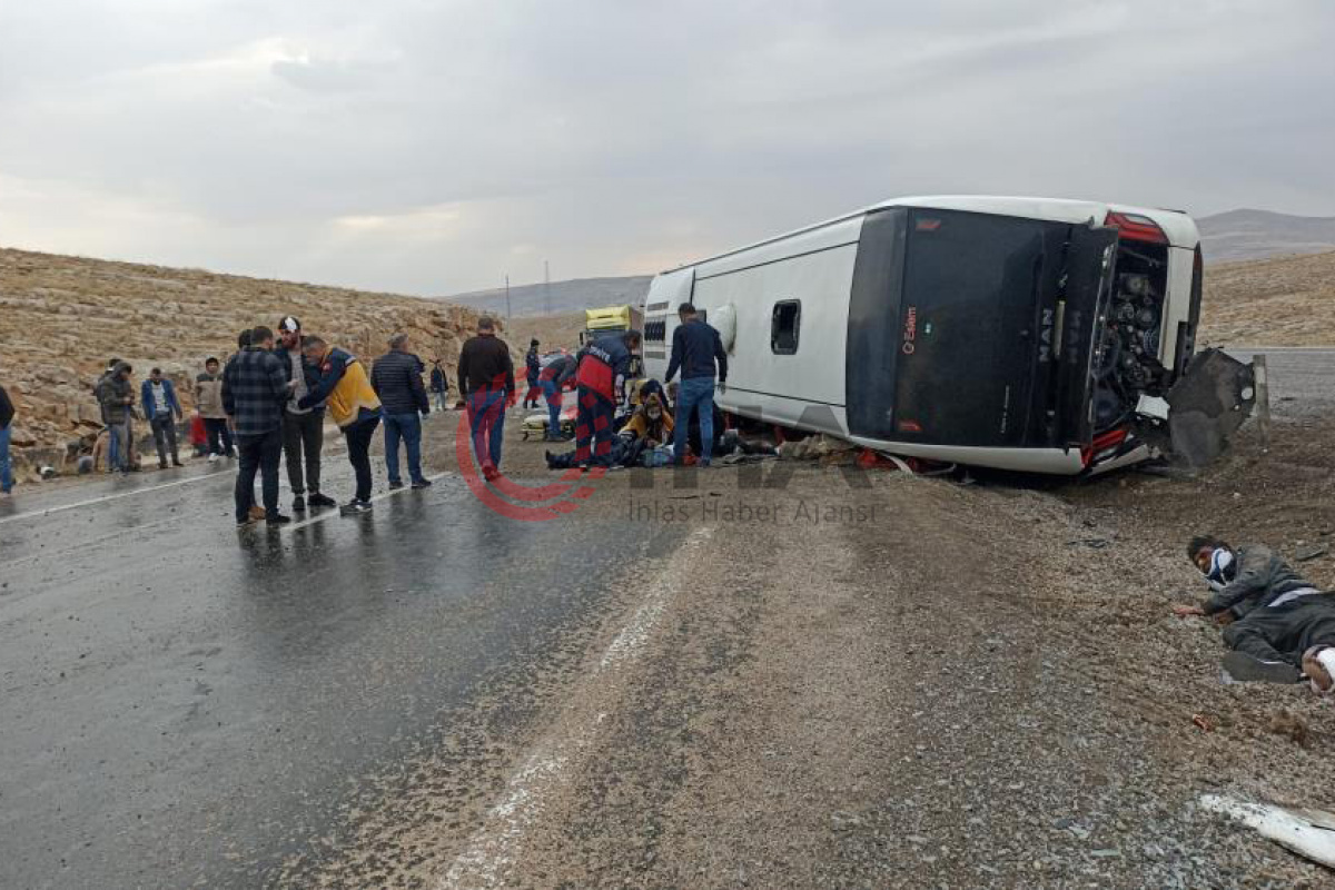 Göçmenleri taşıyan otobüs devrildi