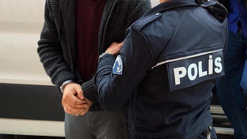 Polis inşaat işçisi kılığına girerek zanlıyı yakaladı