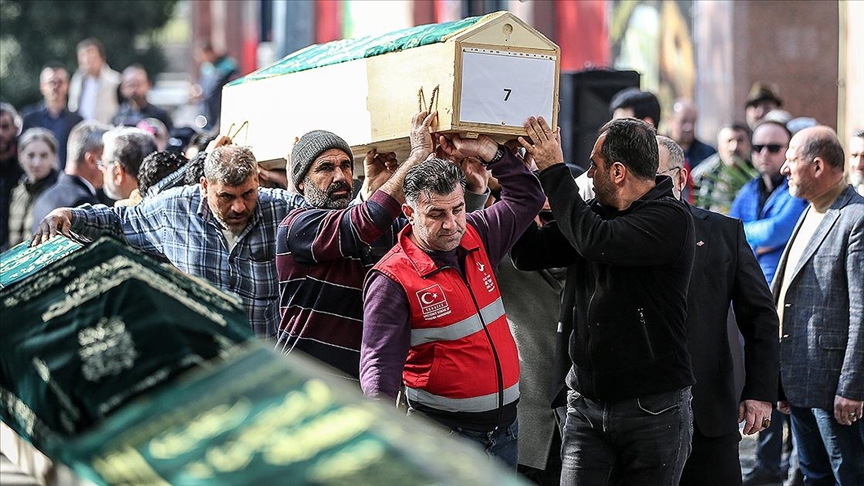 Yangında ölen anne ile 8 çocuğun cenazeleri defnedildi