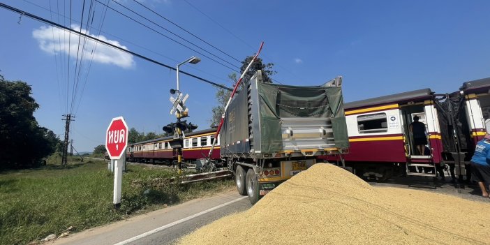 Tayland’da yolcu treni kamyonu biçti